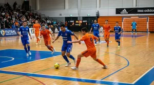 Anzeigetafel einer Futsalhalle mit laufender Live-Quote während eines In-Play-Spiels